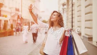 销售，消费主义：自信的女士带着购物袋在智能手机上自拍。 阳光背景